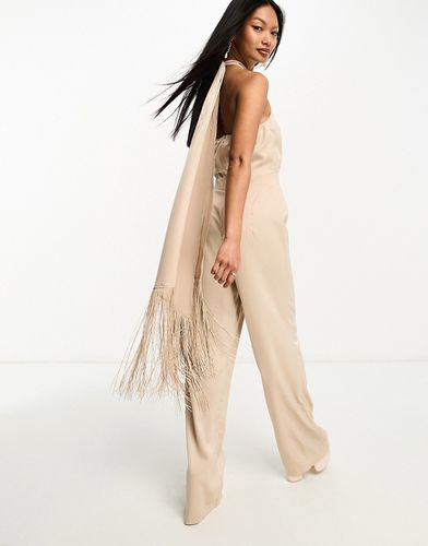 X Georgia Louise - Tuta jumpsuit con fondo ampio color pietra con dettaglio a foulard con frange - In The Style - Modalova