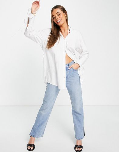 X Dani Dyer - Camicia arricciata con laccetti sulle maniche bianca - In The Style - Modalova