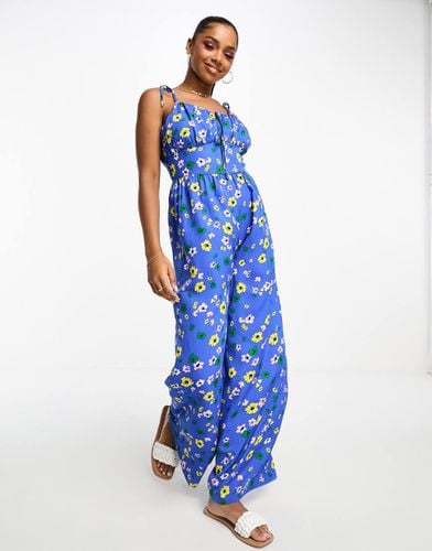 Tuta jumpsuit a fiori a fondo ampio con spalline allacciate - Influence - Modalova