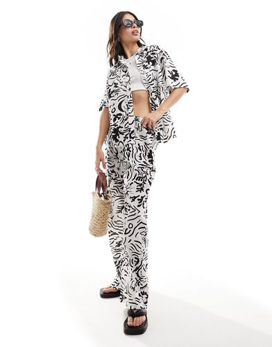 Camicia stile resort oversize con grafica stampata nera e bianca in coordinato - Iisla & Bird - Modalova