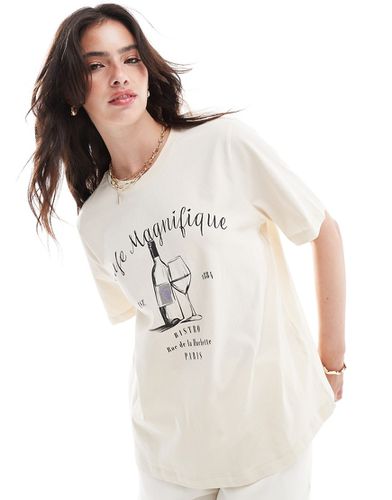 Curve - T-shirt squadrata beige con grafica "Cafe Magnifique" - ONLY - Modalova