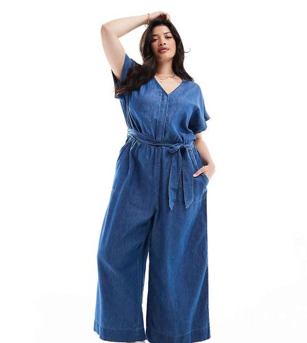 Tuta jumpsuit a maniche corte in denim lavaggio medio - Only Curve - Modalova