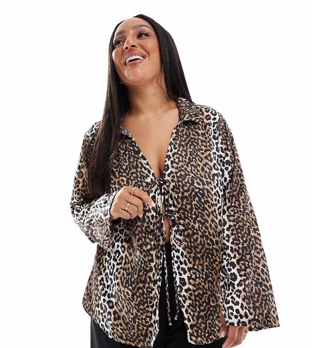 Blusa allacciata sul davanti con stampa leopardata - Only Curve - Modalova