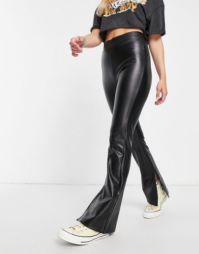 Pantaloni a zampa in pelle sintetica nera con spacco sul fondo - ONLY - Modalova