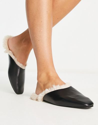 Pantofole sabot in pelle sintetica nera con interno in pelliccia sintetica color crema - Loungeable - Modalova
