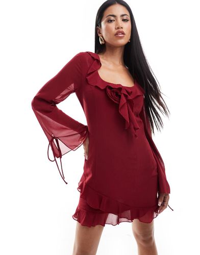 Robe courte en mousseline avec détail grosse fleur - Merlot - Love Triangle - Modalova