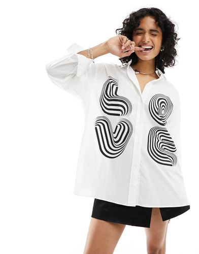 Camicia oversize bianca con dettagli a spirale - Love Moschino - Modalova