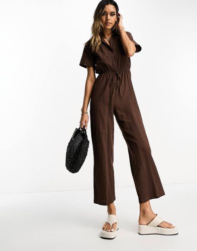 Tuta jumpsuit con colletto allacciata in vita marrone cioccolato - Lola May - Modalova