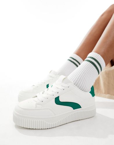 Sneakers bianche e verdi con pannelli e suola scolpita - London Rebel - Modalova
