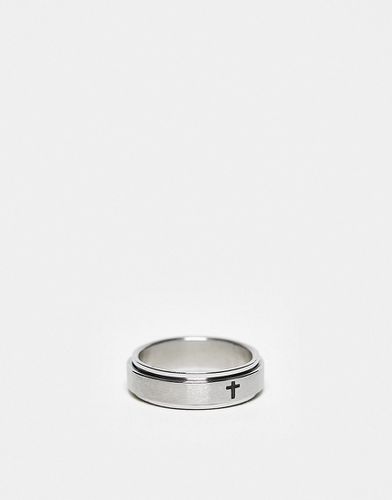 Anello a fascia da 5 mm in acciaio inossidabile con croce incisa color platino - LOST SOULS - Modalova