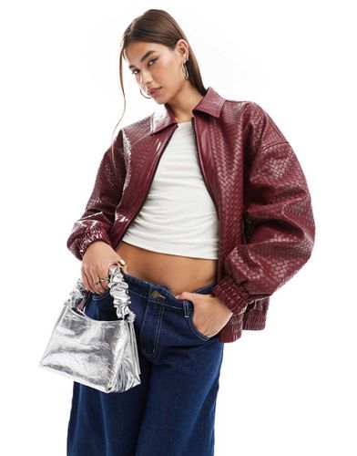 Giacca bomber in pelle sintetica bordeaux con dettagli intrecciati - Lioness - Modalova