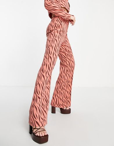 Pantaloni sartoriali da abito color visone con stampa animalier in coordinato - Liquorish - Modalova