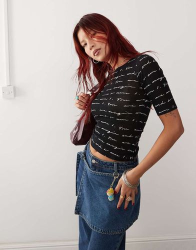 T-shirt slim trasparente nera con scritta - Monki - Modalova