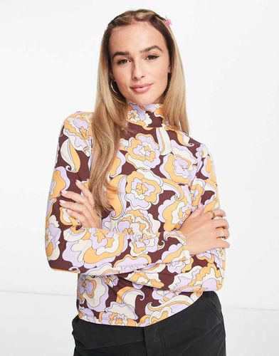 Top a maniche lunghe accollato a fiori vintage - Monki - Modalova