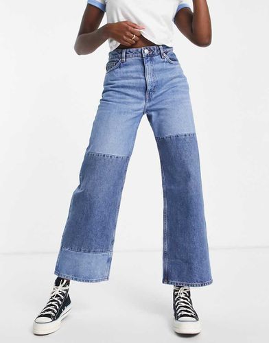 Yoko - Jeans alla caviglia a fondo ampio con toppe - Monki - Modalova