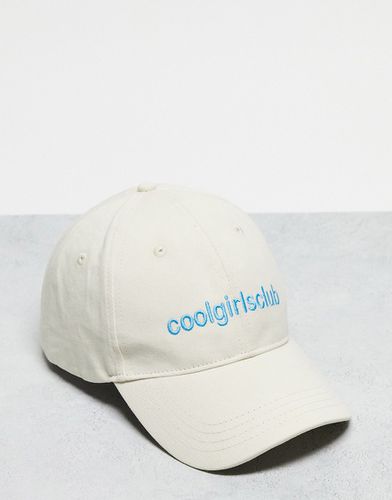 Cappellino color crema con scritta "Cool Girls Club" - Madein. - Modalova