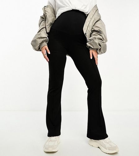 Mamalicious Maternity - Pantaloni a zampa neri in jersey con fascia sopra il pancione - Mama.licious - Modalova