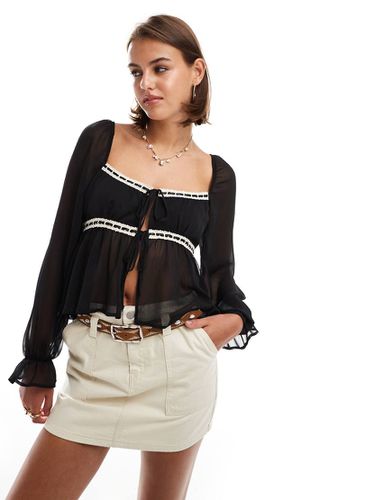 Blusa nera in chiffon con inserti in pizzo - Miss Selfridge - Modalova