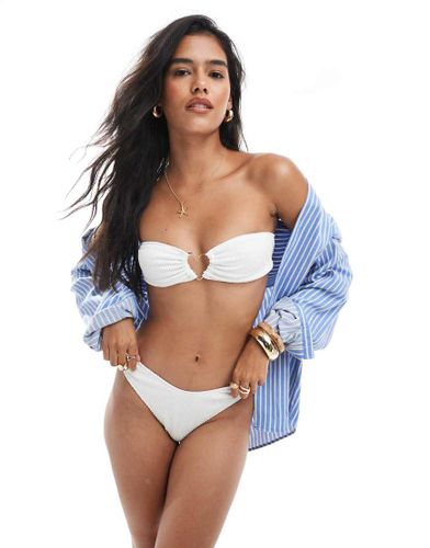 Haut de bikini bandeau froissé avec détail caur - Crème - Miss Selfridge - Modalova