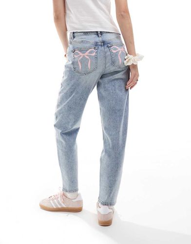 Mom jeans con fiocchi sulle tasche - Miss Selfridge - Modalova