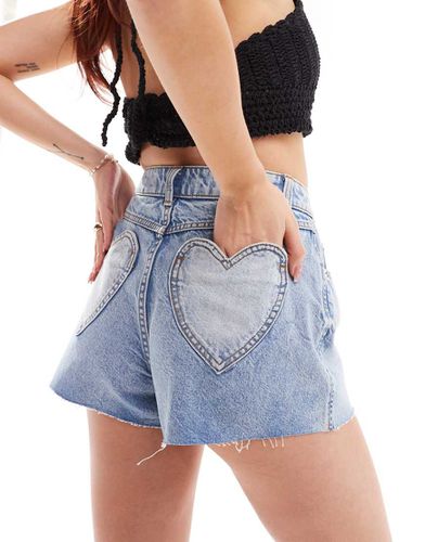 Pantaloncini di jeans lavaggio chiaro con tasche a forma di cuore - Miss Selfridge - Modalova