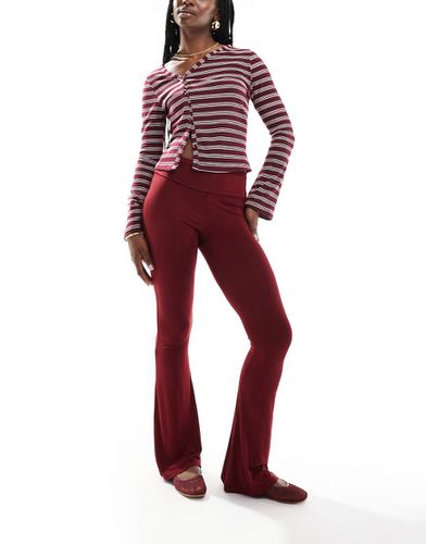 Pantaloni a zampa bordeaux con risvolto - Miss Selfridge - Modalova