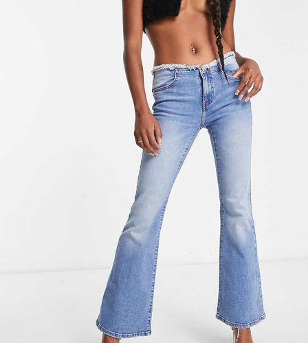 Petite - Jeans a zampa a vita bassa grezza lavaggio medio - Miss Selfridge - Modalova