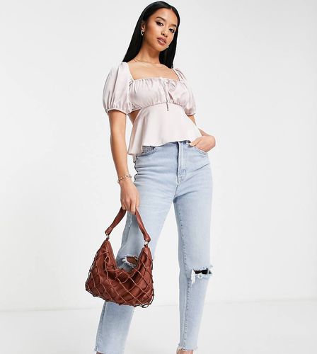 Petite - Top in raso grigio con allacciatura sul davanti e cut-out - Miss Selfridge - Modalova