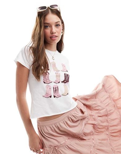 T-shirt bianca con grafica con stivali stile western - Miss Selfridge - Modalova