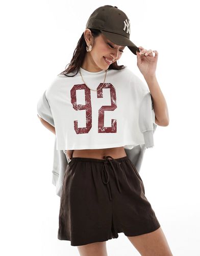 T-shirt bianca taglio corto con grafica "92" - Miss Selfridge - Modalova