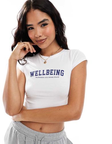 T-shirt corta bianca con scritta "Wellbeing" - Miss Selfridge - Modalova