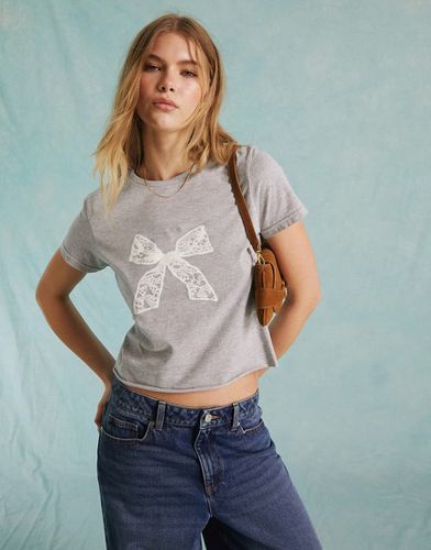 T-shirt mini grigia con fiocco in pizzo stampato - Miss Selfridge - Modalova