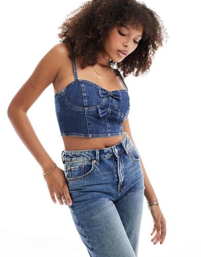 Top a canottiera di jeans lavaggio medio con fiocchi - Miss Selfridge - Modalova