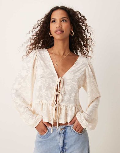 Top in pizzo con maniche a sbuffo e allacciatura frontale - Miss Selfridge - Modalova