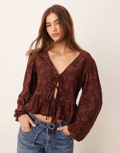 Top in pizzo con maniche a sbuffo e allacciatura frontale - Miss Selfridge - Modalova