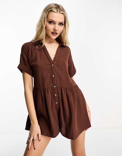 Tuta corta stile camicia marrone in tessuto doppio con bottoni - Miss Selfridge - Modalova