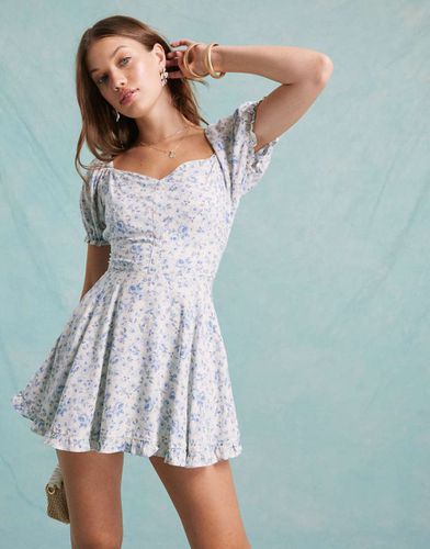 Tuta corta svasata a doppio strato a fiori blu con fiocco sul retro - Miss Selfridge - Modalova