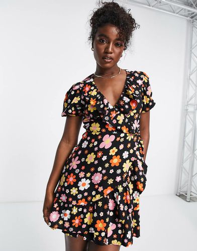 Vestito corto da giorno a portafoglio con volant nero a fiori rétro - Miss Selfridge - Modalova