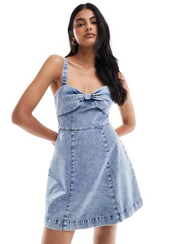 Vestito corto in denim chiaro con fiocco - Miss Selfridge - Modalova