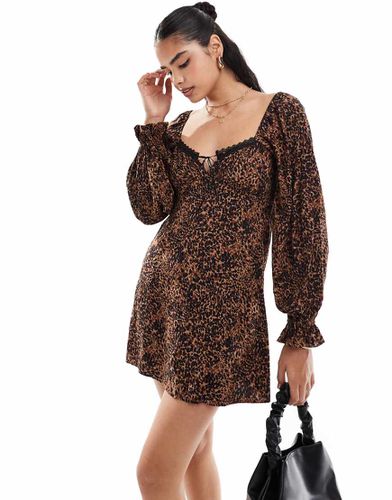 Vestito da giorno corto allacciato sul davanti con stampa animalier e fiocco - Miss Selfridge - Modalova