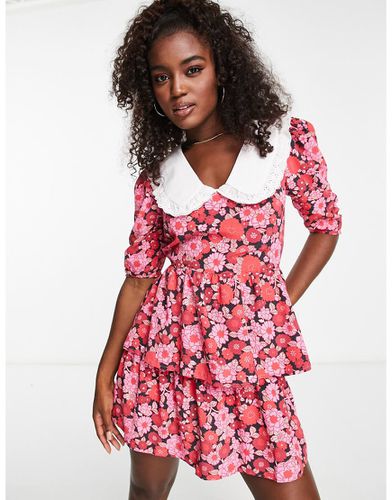 Vestito da giorno a balze con colletto e maniche arricciate rosa a fiori - Miss Selfridge - Modalova