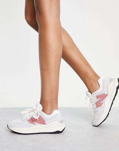 Sneakers chiaro e rosso scamosciate - New Balance - Modalova