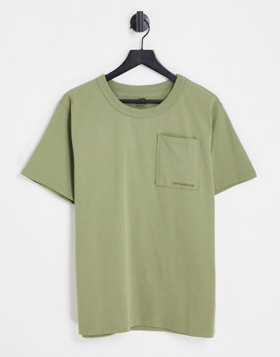 T-shirt kaki slavato con tasca con logo - New Balance - Modalova