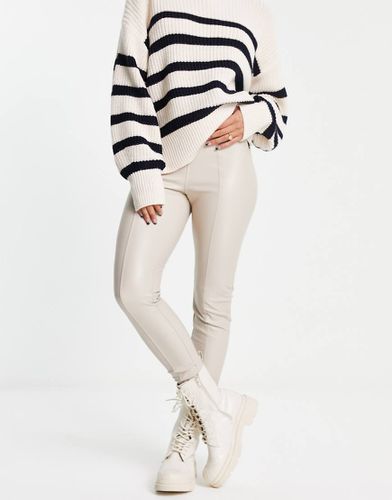 Leggings in pelle sintetica crema - New Look - Modalova