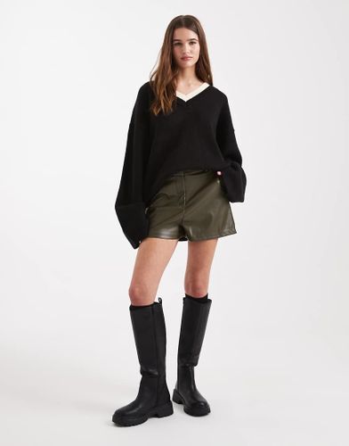 Short ajusté en PU - Kaki foncé - New Look - Modalova