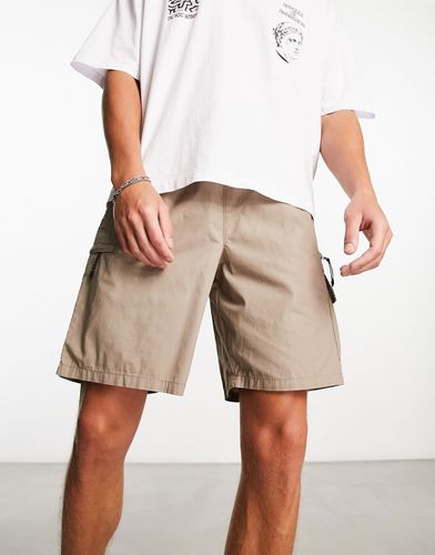 Pantaloncini marroni con tasca con zip - New Look - Modalova