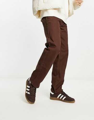 Pantaloni marroni dritti con cuciture a contrasto - New Look - Modalova