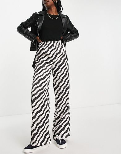 Pantaloni con fondo ampio in raso neri - New Look - Modalova