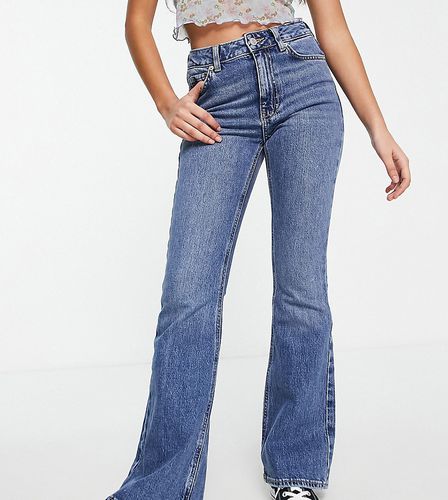 Jeans a zampa a vita medio alta medio - New Look Petite - Modalova