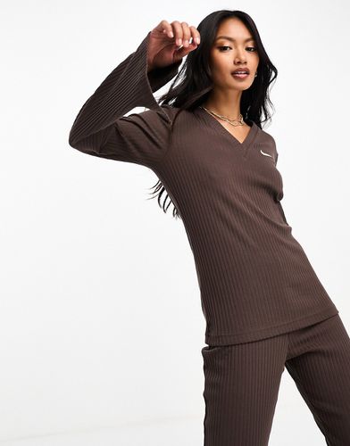 Top a maniche lunghe appariscente in jersey marrone barocco a coste con scollo a V - Nike - Modalova